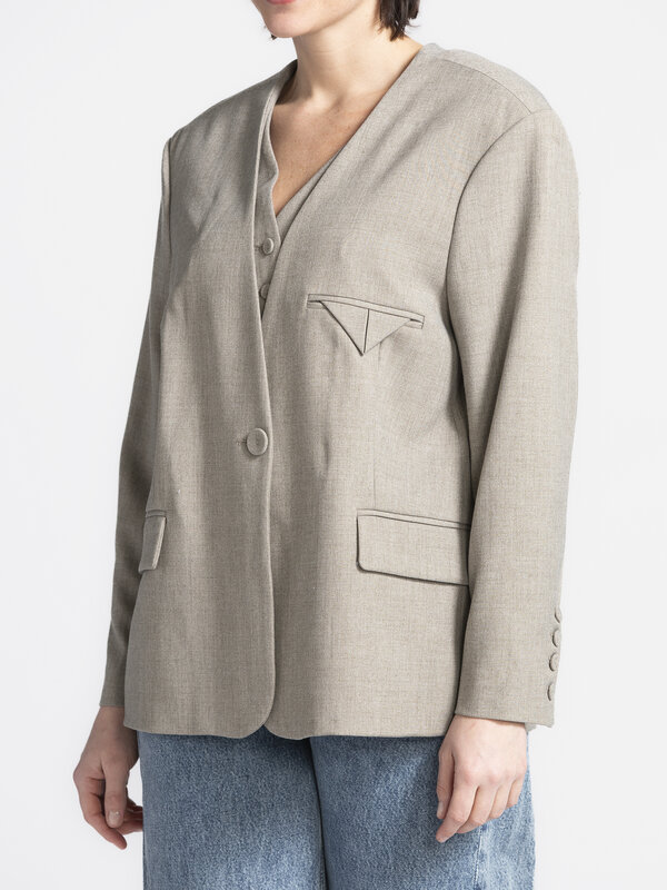 MBYM Blazer Reelia Wan 5. Better in beige! This blazer understands office life and keeps the balance between laid-back an...