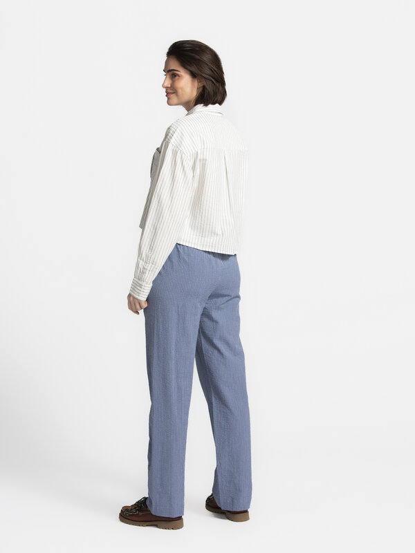 MBYM Gestreepte blouse Emmelia Deserae 3. Crop it like it's hot! Dit hemd combineert een stoer verkort silhouet met een i...