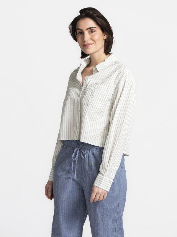 MBYM Gestreepte blouse Emmelia Deserae 4. Crop it like it's hot! Dit hemd combineert een stoer verkort silhouet met een i...