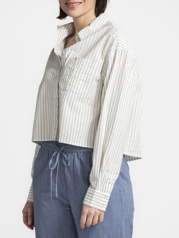 MBYM Gestreepte blouse Emmelia Deserae 5. Crop it like it's hot! Dit hemd combineert een stoer verkort silhouet met een i...