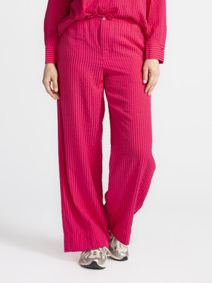 Broek Matt. Maandagblues? Niet als het van deze roze broek met strepen afhangt. Hij zit heerlijk los en houdt het fris da...