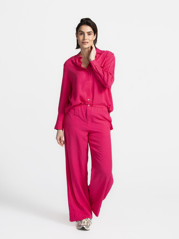 Les Soeurs Gestreept hemd Daniel 1. Genoeg grijze dagen gezien? Dan is dit roze gestreepte hemd een verademing. Ruime fit...