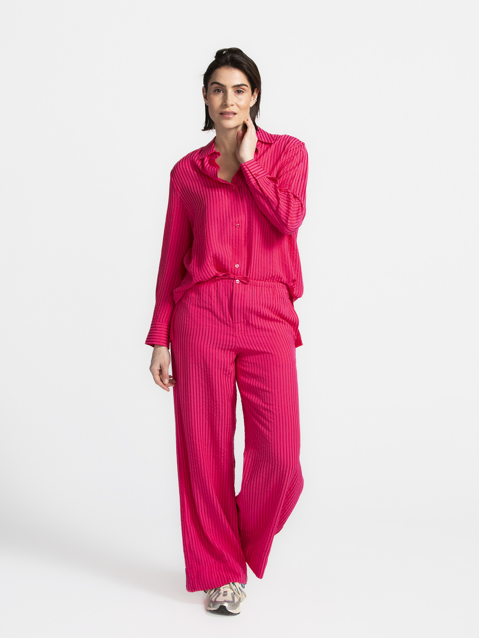 Les Soeurs Gestreept hemd Daniel 1. Genoeg grijze dagen gezien? Dan is dit roze gestreepte hemd een verademing. Ruime fit...