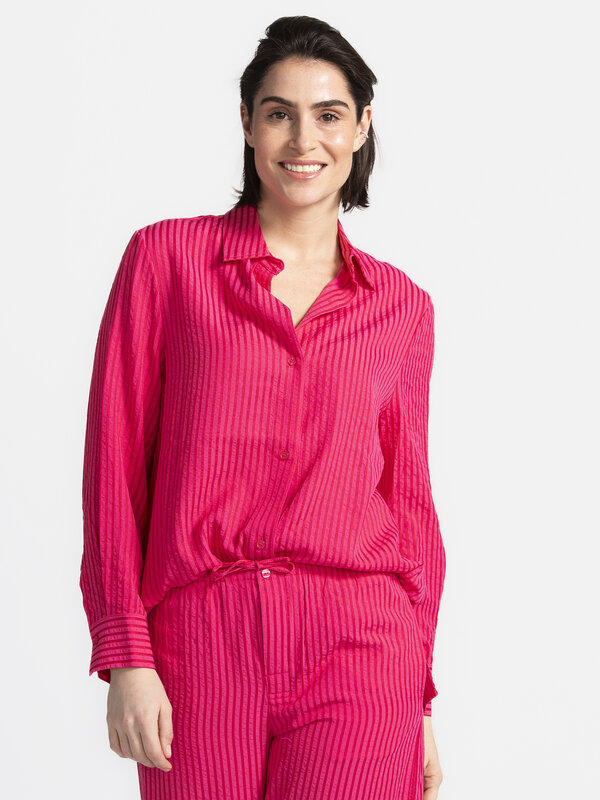 Les Soeurs Gestreept hemd Daniel 3. Genoeg grijze dagen gezien? Dan is dit roze gestreepte hemd een verademing. Ruime fit...