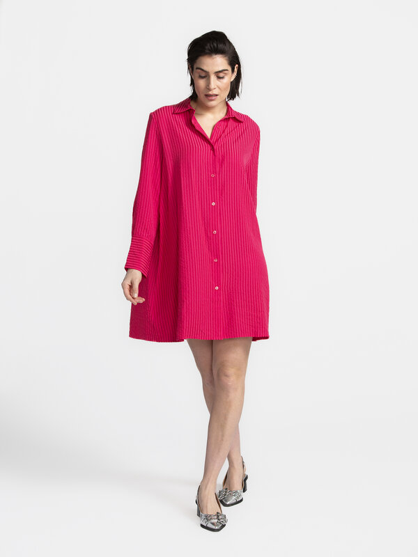 Les Soeurs Robe rayée Jake 4. Déjà en terrasse dans votre tête? Cette robe-chemise rose donne le ton. Le tissu fluide fla...