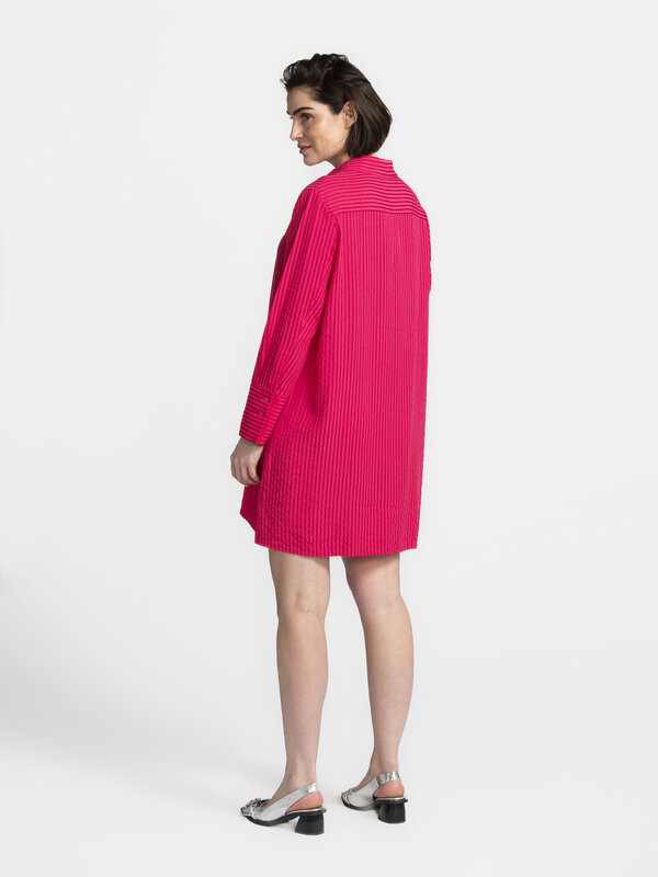 Les Soeurs Robe rayée Jake 5. Déjà en terrasse dans votre tête? Cette robe-chemise rose donne le ton. Le tissu fluide fla...