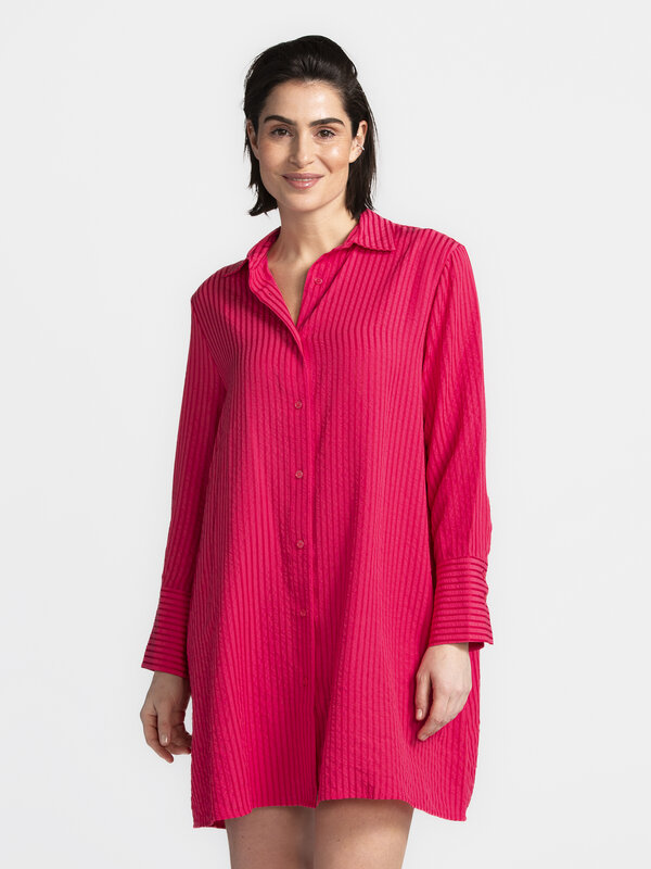 Les Soeurs Robe rayée Jake 6. Déjà en terrasse dans votre tête? Cette robe-chemise rose donne le ton. Le tissu fluide fla...