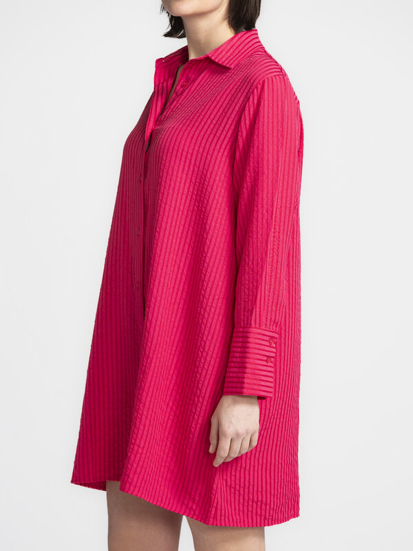 Les Soeurs Robe rayée Jake 7. Déjà en terrasse dans votre tête? Cette robe-chemise rose donne le ton. Le tissu fluide fla...