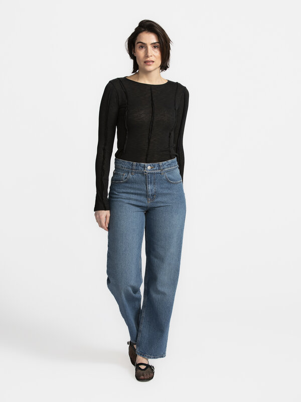 Edited Longsleeve top Halima 3. All day, every day! Deze top maakt basics weer leuk. Door de bijzondere naadtechniek krij...