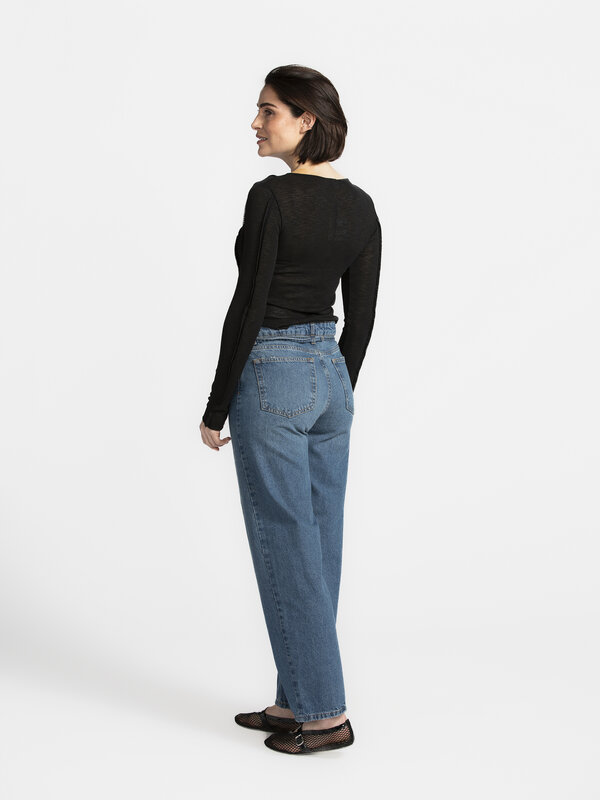 Edited Longsleeve top Halima 4. All day, every day! Deze top maakt basics weer leuk. Door de bijzondere naadtechniek krij...