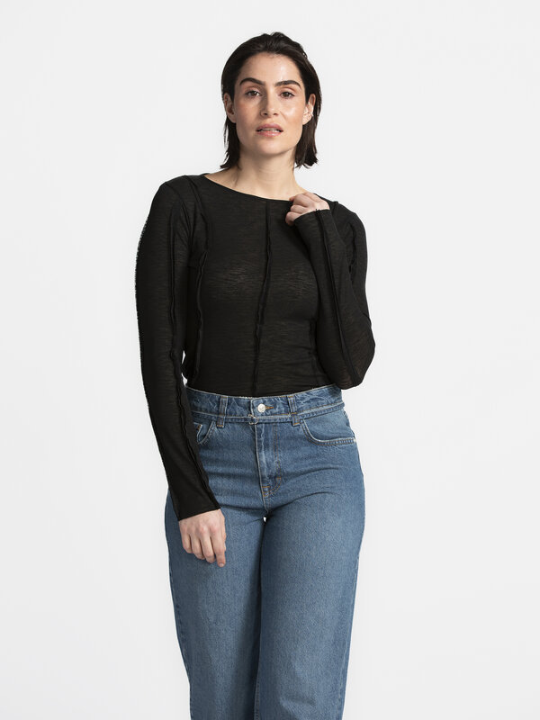 Edited Longsleeve top Halima 1. All day, every day! Deze top maakt basics weer leuk. Door de bijzondere naadtechniek krij...