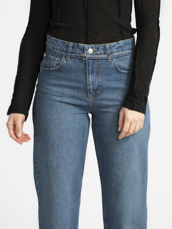 MBYM Jean ceinturé Caria 4. Une paire de jeans, des options de style à l'infini: ce jean à coupe droite est rehaussé d'un...