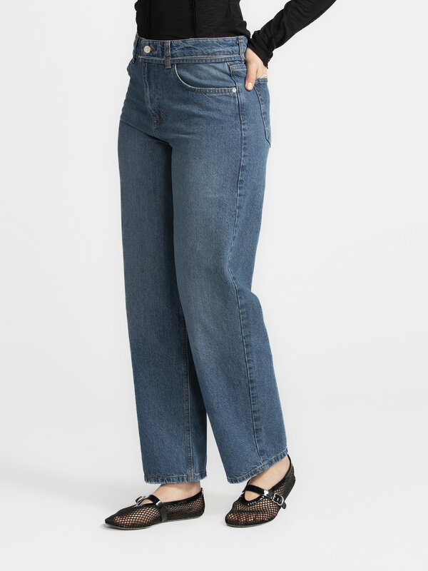 MBYM Jean ceinturé Caria 5. Une paire de jeans, des options de style à l'infini: ce jean à coupe droite est rehaussé d'un...