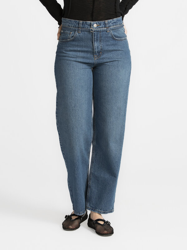 MBYM Belted jeans Caria 3. One pair of jeans, endless styling options: this straight-fit denim gets a playful upgrade wit...