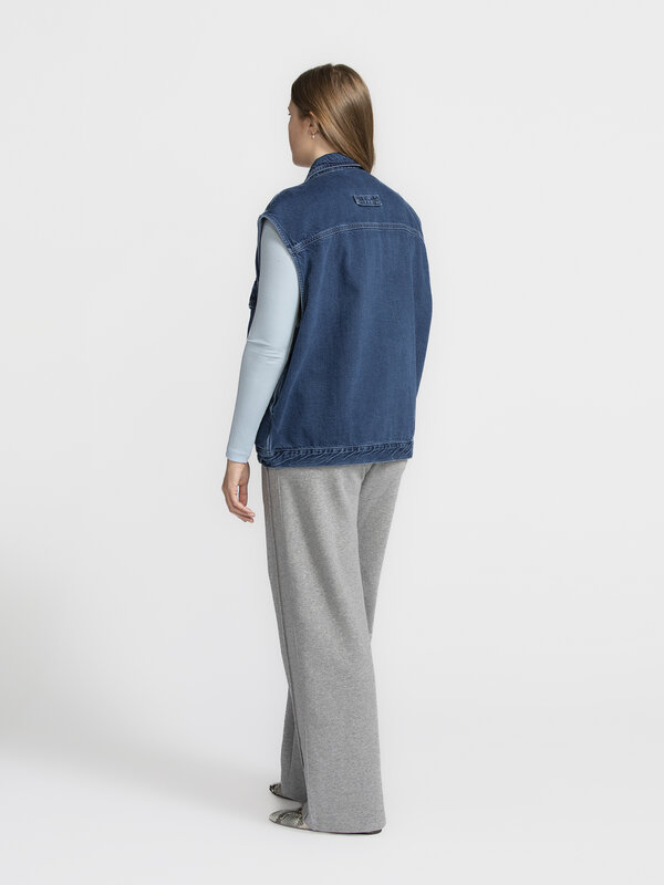 American Vintage Sleeveless vest Joybird 4. Cool and breezy: this new sleeveless denim jacket is indispensable in your of...