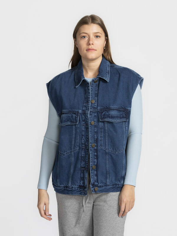 American Vintage Sleeveless vest Joybird 1. Cool and breezy: this new sleeveless denim jacket is indispensable in your of...