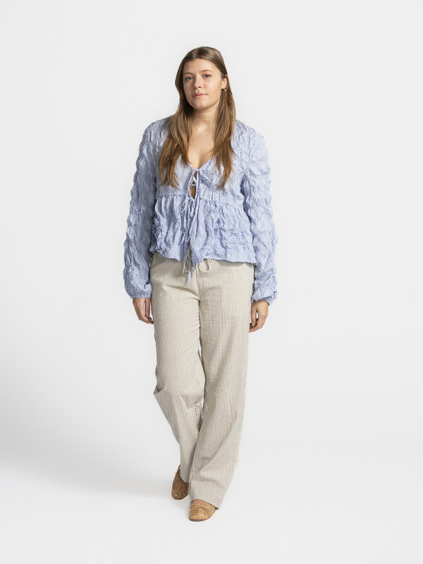 MBYM Chemise Miza Ohana 3. Dreamy in blue! Ce haut bleu poudré semble sorti d'un rêve. Le tissu aéré crée un look frais s...