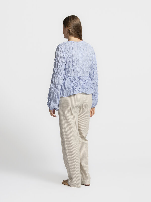 MBYM Chemise Miza Ohana 4. Dreamy in blue! Ce haut bleu poudré semble sorti d'un rêve. Le tissu aéré crée un look frais s...