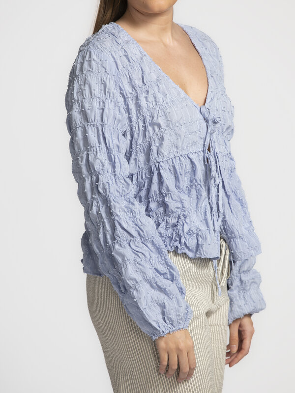 MBYM Chemise Miza Ohana 5. Dreamy in blue! Ce haut bleu poudré semble sorti d'un rêve. Le tissu aéré crée un look frais s...