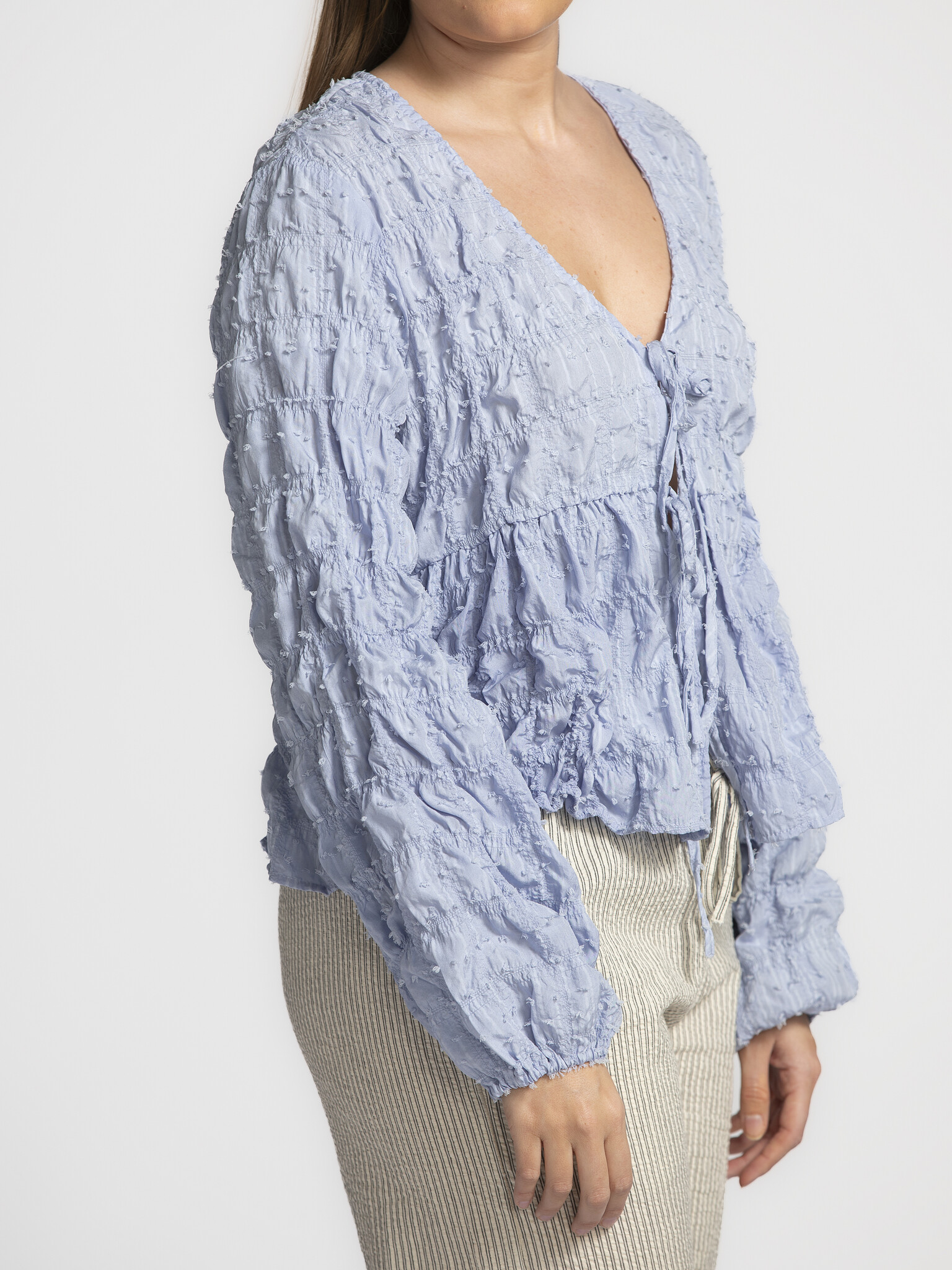 MBYM Chemise Miza Ohana 5. Dreamy in blue! Ce haut bleu poudré semble sorti d'un rêve. Le tissu aéré crée un look frais s...