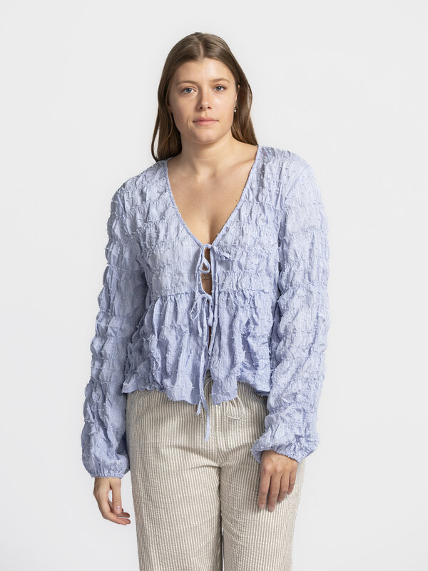 MBYM Chemise Miza Ohana 1. Dreamy in blue! Ce haut bleu poudré semble sorti d'un rêve. Le tissu aéré crée un look frais s...