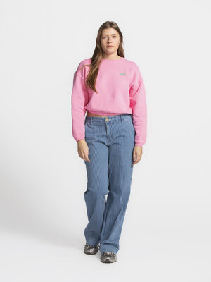 Pantalon à rayures Gitte. Baggy meets stripey! Ce pantalon met la barre haute pour toute tenue. Les poches cargo ajoutent...