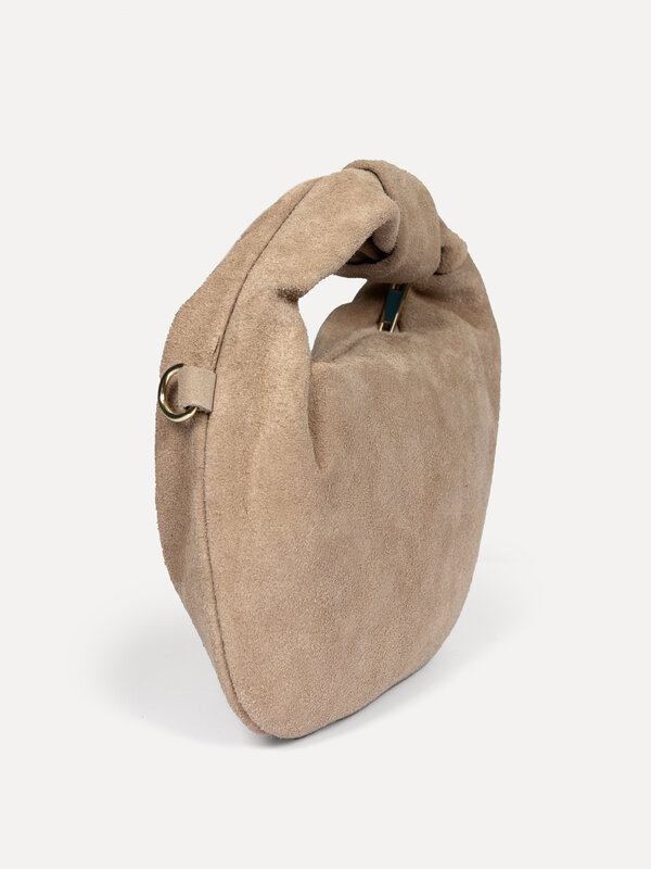 Le Marais Suède handtas Olivia 2. Year-round favorite: deze tijdloze beige tas werkt in elk seizoen. Het warme suède geef...