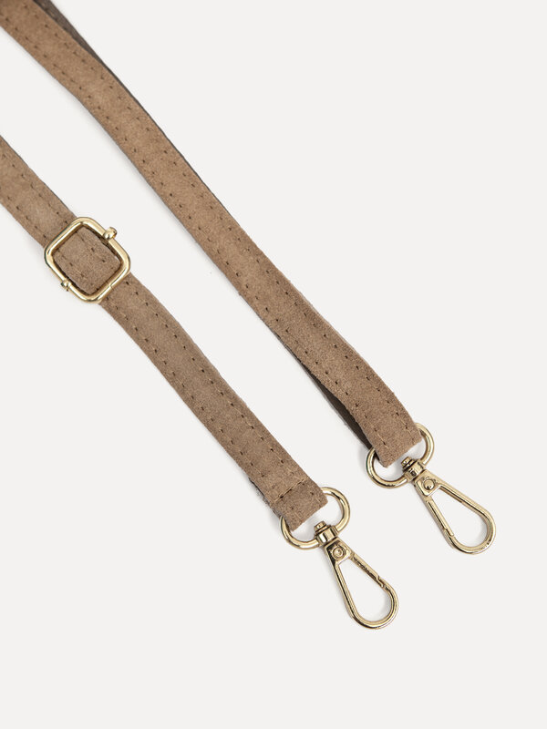 Le Marais Suède handtas Olivia 3. Year-round favorite: deze tijdloze beige tas werkt in elk seizoen. Het warme suède geef...