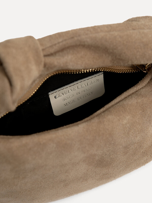 Le Marais Suède handtas Olivia 4. Year-round favorite: deze tijdloze beige tas werkt in elk seizoen. Het warme suède geef...