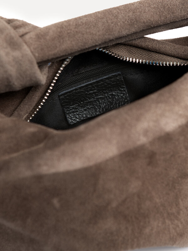 Le Marais Sac à main en daim Olivia 2. What’s (k)not to love? Ce sac en suède brun doux est l’excuse parfaite pour agrand...