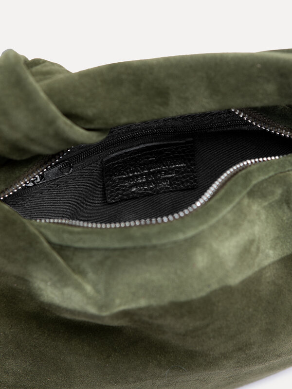 Le Marais Sac à main en daim Olivia 2. (K)not to be missed! Ce sac en suède à anse nouée est compact et léger pour les lo...