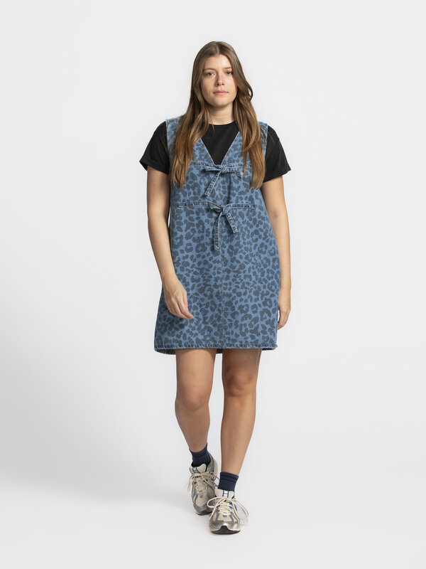 Sofie Schnoor Robe en jean Ingrid 1. Wild meets mild! Cette robe courte en jean réunit la sauvagerie et la douceur en une...