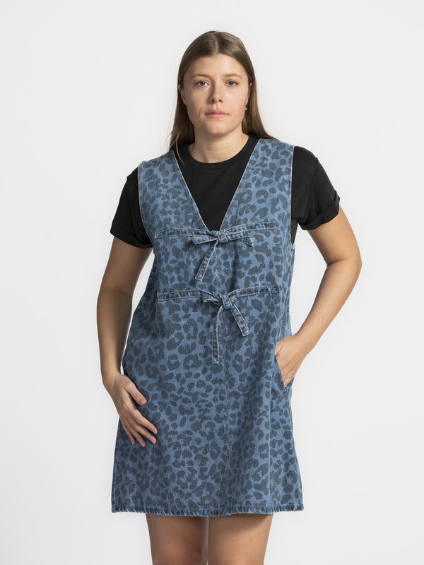 Sofie Schnoor Robe en jean Ingrid 5. Wild meets mild! Cette robe courte en jean réunit la sauvagerie et la douceur en une...