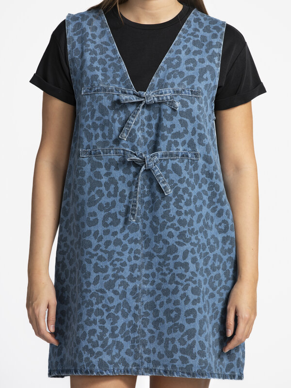 Sofie Schnoor Robe en jean Ingrid 3. Wild meets mild! Cette robe courte en jean réunit la sauvagerie et la douceur en une...