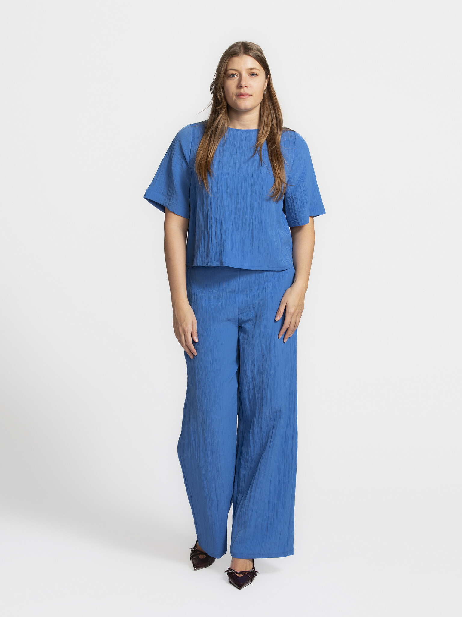 MBYM Pantalon Emmana Ramey 2. Feeling blue in the best way! Ce pantalon d'un bleu éclatant est l'accroche-regard de votre...