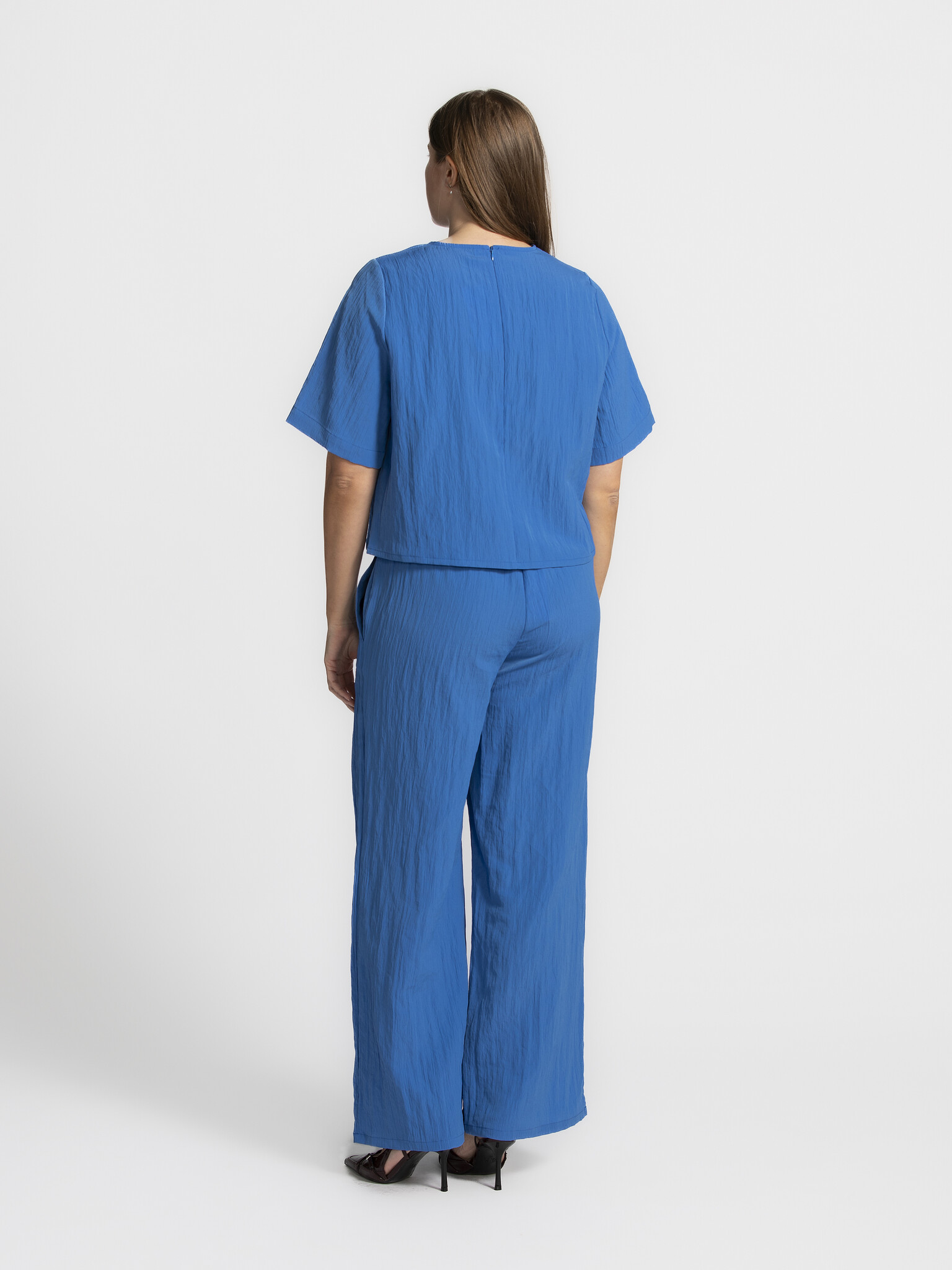 MBYM Pantalon Emmana Ramey 3. Feeling blue in the best way! Ce pantalon d'un bleu éclatant est l'accroche-regard de votre...