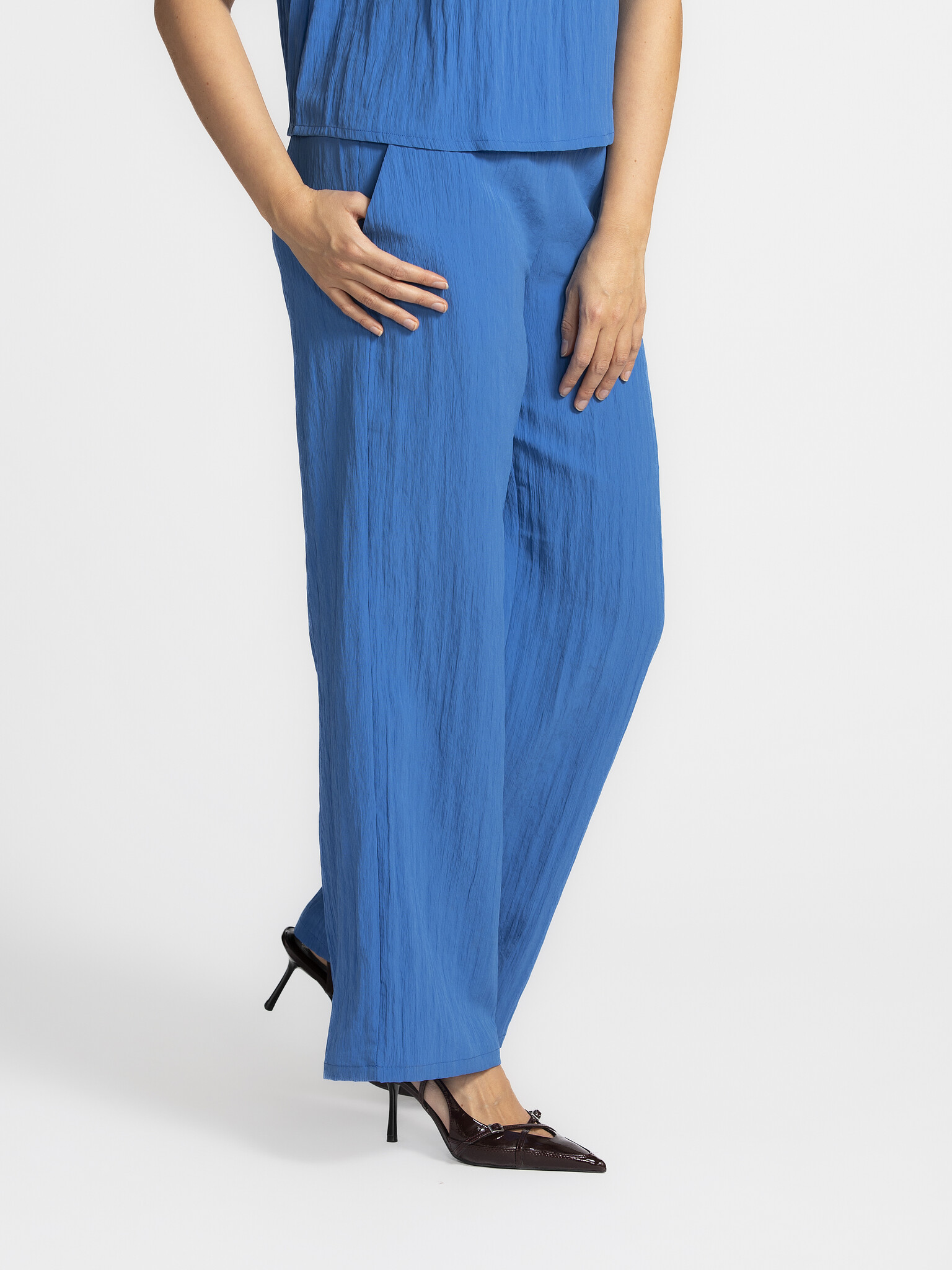 MBYM Pantalon Emmana Ramey 4. Feeling blue in the best way! Ce pantalon d'un bleu éclatant est l'accroche-regard de votre...