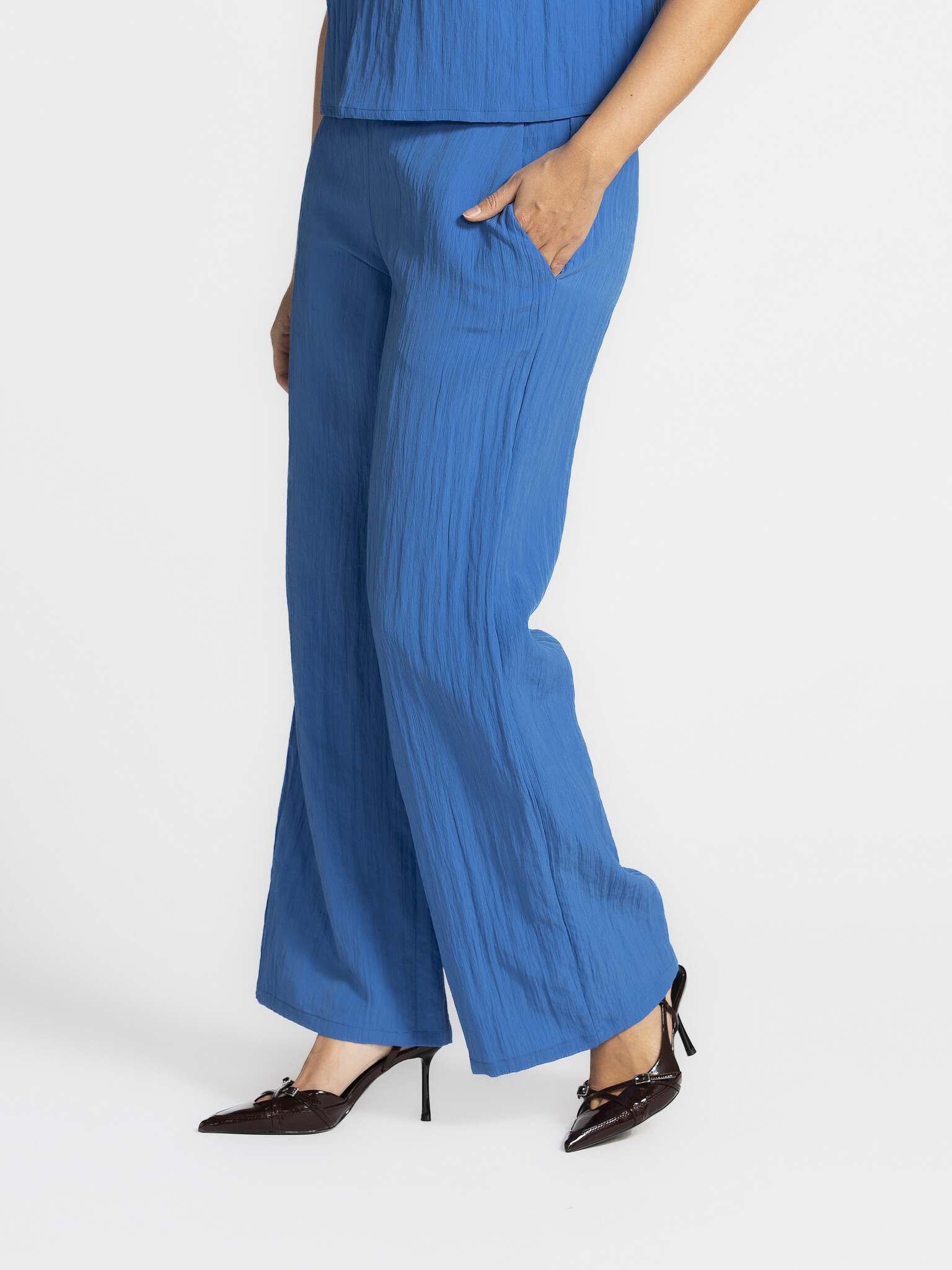 MBYM Pantalon Emmana Ramey 5. Feeling blue in the best way! Ce pantalon d'un bleu éclatant est l'accroche-regard de votre...