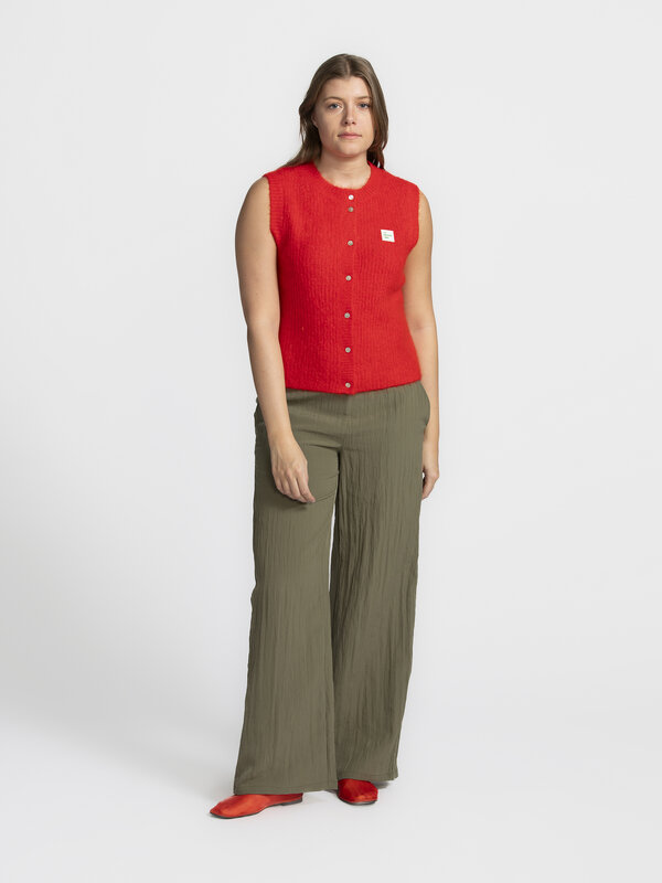 American Vintage Vest East 3. Refresh your look with this sleeveless knitted vest in a vibrant bright red shade, perfect ...
