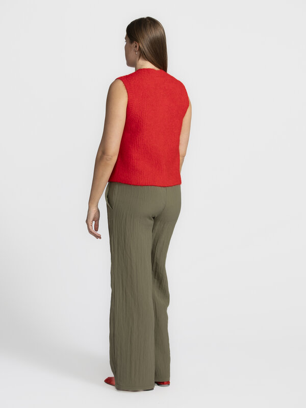 American Vintage Vest East 4. Refresh your look with this sleeveless knitted vest in a vibrant bright red shade, perfect ...