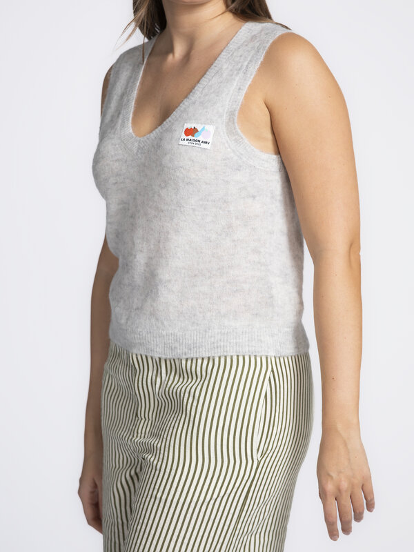 American Vintage Mouwloze Pull Nenybay 5. Geen mouwen, wél wolkzacht: dit gebreide vest met logopatch en luchtige V-hals ...