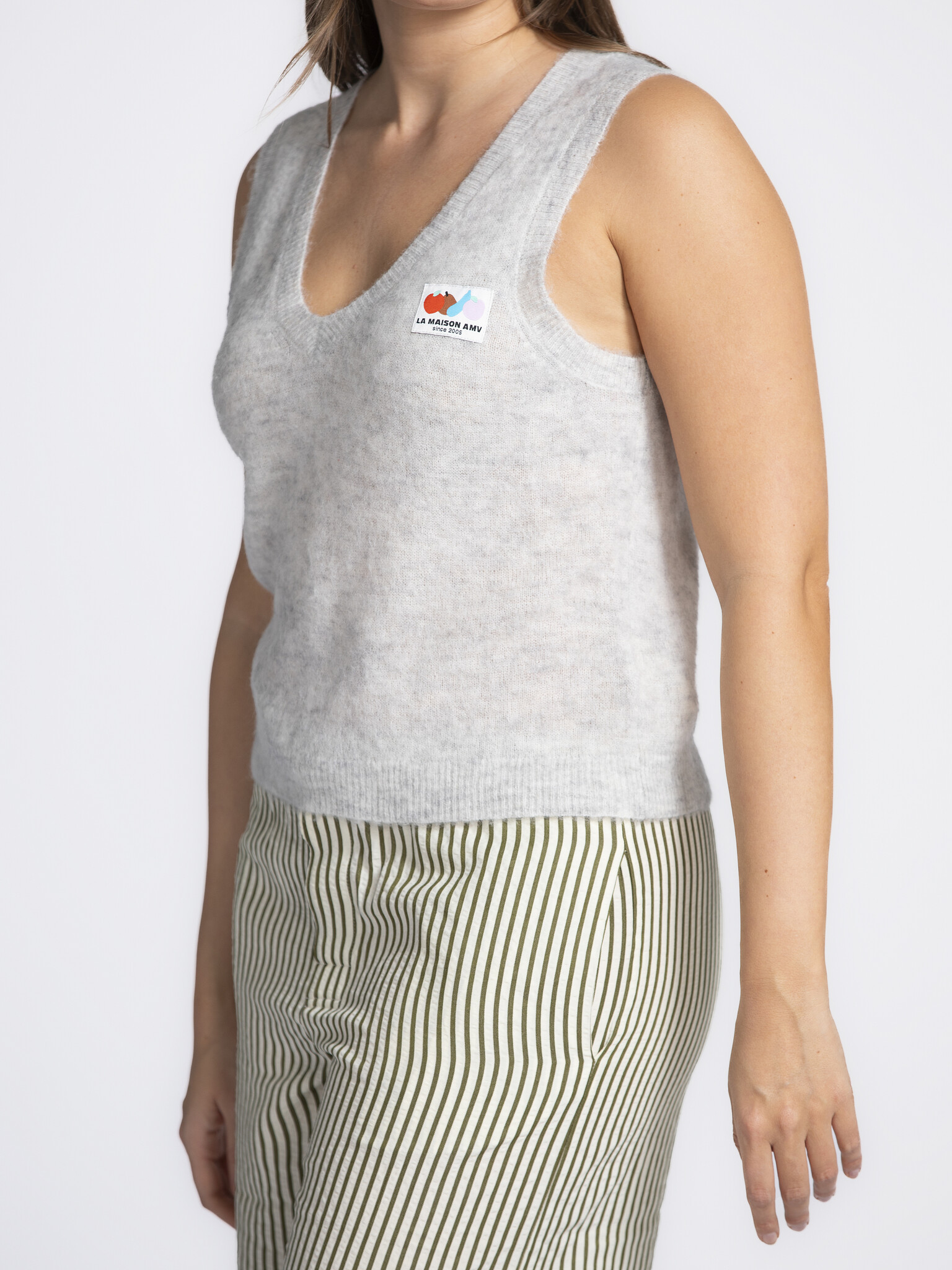 American Vintage Mouwloze Pull Nenybay 5. Geen mouwen, wél wolkzacht: dit gebreide vest met logopatch en luchtige V-hals ...