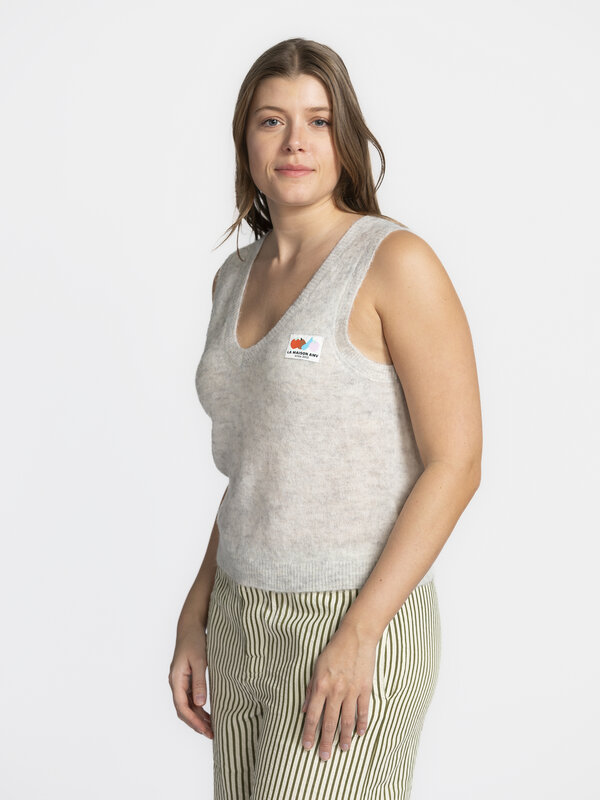 American Vintage Mouwloze Pull Nenybay 1. Geen mouwen, wél wolkzacht: dit gebreide vest met logopatch en luchtige V-hals ...
