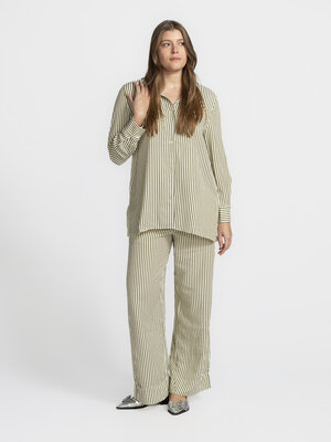 Chemise Daniel. Pas envie de tissus épais ou les imprimés accrocheurs? Cette chemise à rayures vertes et blanches reste f...