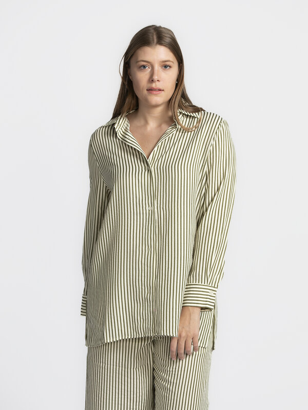 Les Soeurs Striped shirt Daniel 4. Not in the mood for heavy fabrics or eye-catching prints? This green and white striped...