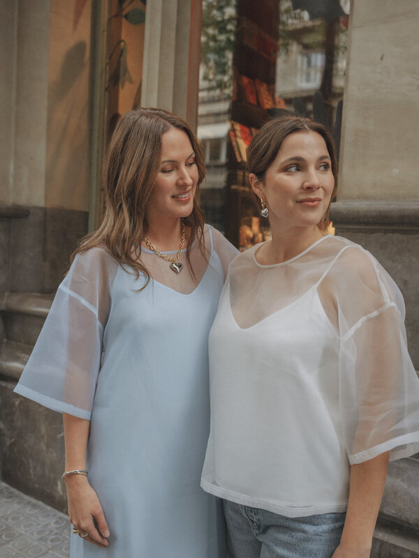 Les Soeurs Organza top Antonio 6. White, but make it spicy! Vergeet die brave witte blouse, want deze top brengt luchtigh...