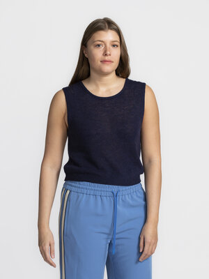 Sweater Dumy. Navy never fails! Deze marineblauwe essential is gemaakt voor de lente. Draag hem casual over een T-shirt, ...