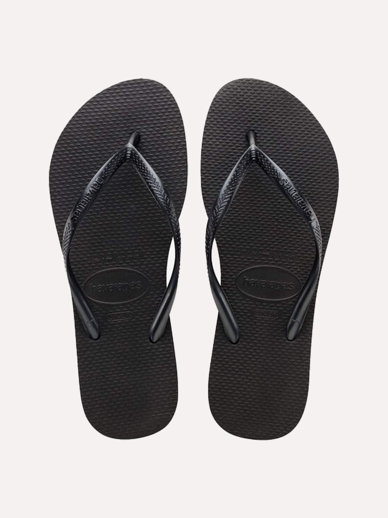 Havaianas Slim 1. Deze zwarte Havaianas zijn je zomerse must-have! Anders dan gewone teenslippers bieden ze langdurig dra...