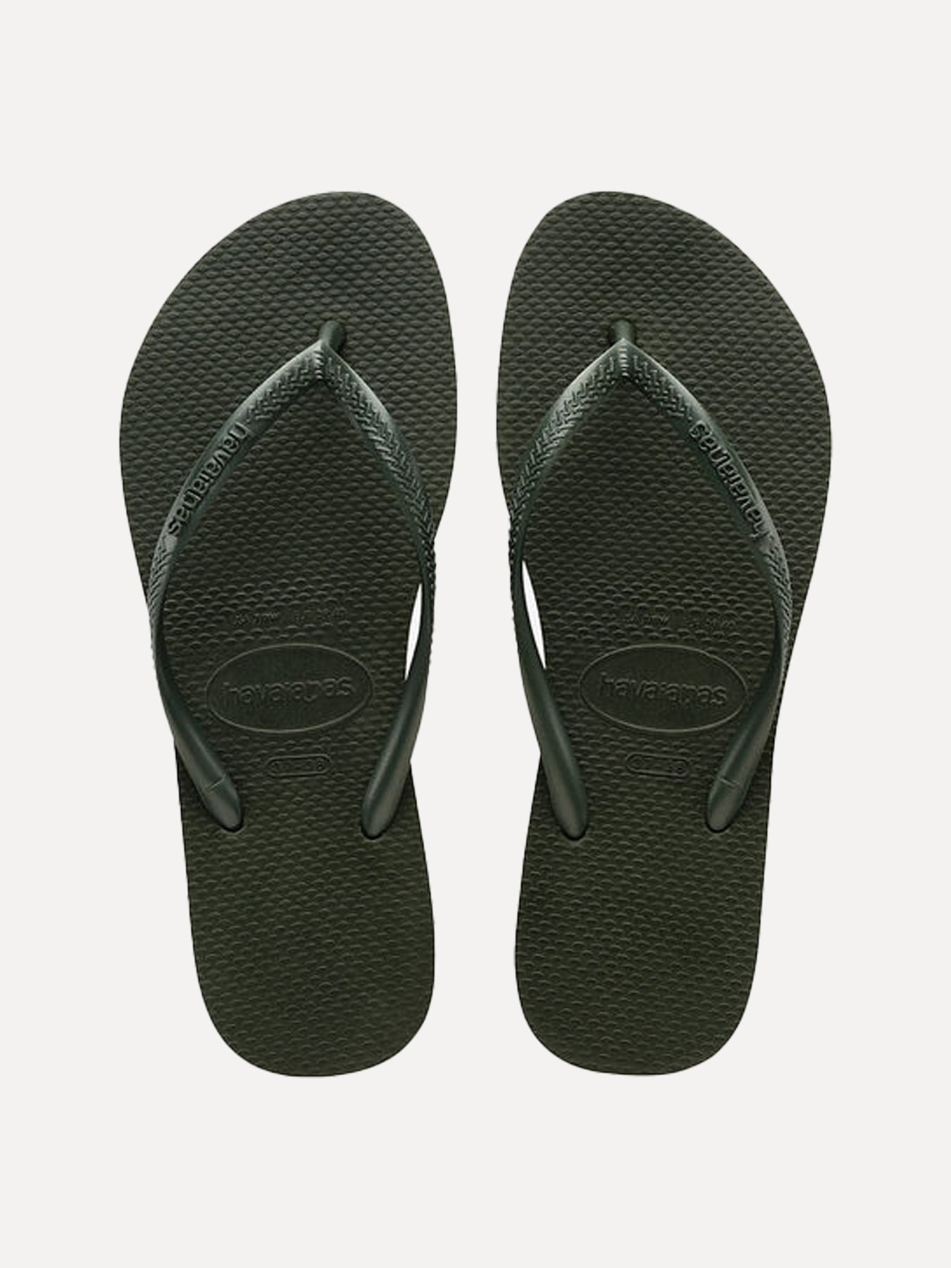 Havaianas Slim 1. De iconische Havaianas in olijfgroen! Deze slippers blijven niet voor niets favoriet: het rubber geeft ...