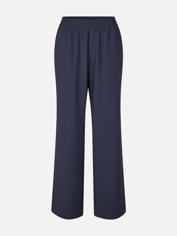 MBYM Broek Phillipa Edviwa 2. Haal meer uit je basics met deze essential pantalon. De nonchalante, vloeiende pasvorm flat...